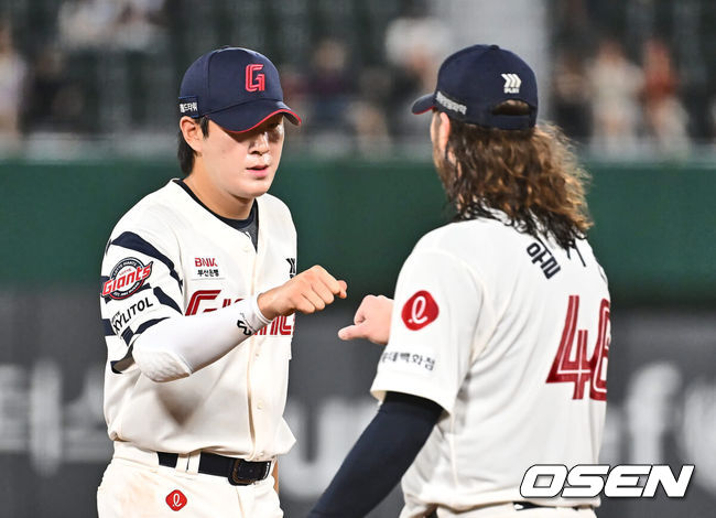 [OSEN=부산, 이석우 기자] 6일 부산 사직야구장에서 2024 신한 SOL 뱅크 KBO 리그 롯데 자이언츠와 NC 다이노스의 경기가 열렸다. 홈팀 롯데는 윌커슨이 선발 출전하고 NC는 신민혁이 선발 출전했다.롯데 자이언츠 선발 투수 윌커슨이 5회초 서호철의 1루 땅볼때 베이스 커버를 들어가 아웃시키고 나승엽과 하이파이브를 하고 있다. 2024.08.06 / foto0307@osen.co.kr