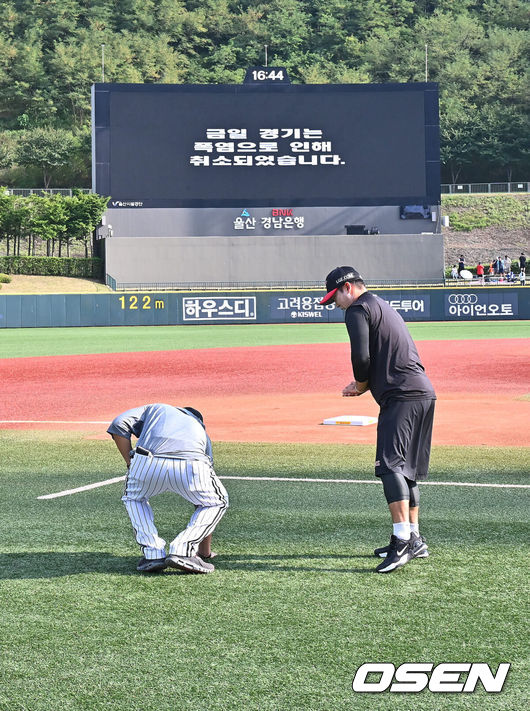 [OSEN=울산, 이석우 기자] 2일 울산 문수야구장에서 2024 신한 SOL 뱅크 KBO 리그 롯데 자이언츠와 LG 트윈스의 경기가 열릴 예정이었다. 홈팀 롯데는 반즈가 선발로 방문팀 LG는 이상영이 선발로 나설 예정이었다.폭염으로 인해 경기가 취소되자 훈련 중이던 LG 선수들이 인조잔디에 손을 사용해 온도 체크를 해 보고 있다. 2024.08.02 / 