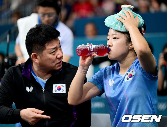 [OSEN=파리(프랑스), 최규한 기자] ‘삐약이’ 신유빈(대한항공)이 중국의 벽을 넘지 못했다. <br /><br />2일 (한국시간) 프랑스 파리 사우스 파리 아레나 4에서 열린 ‘2024 파리올림픽’ 탁구 여자 단식 준결승 한국 신유빈과 중국 첸멍의 경기, 신유빈은 게임 스코어 0-4(7-11, 6-11, 7-11, 7-11) 완패를 당했다. 신유빈은 오는 3일 올림픽 동메달 결정전을 펼친다.<br /> <br />신유빈이 3세트를 마친 뒤 오광헌 감독과 대화를 나누고 있다. 2024.08.02 / dreamer@osen.co.kr