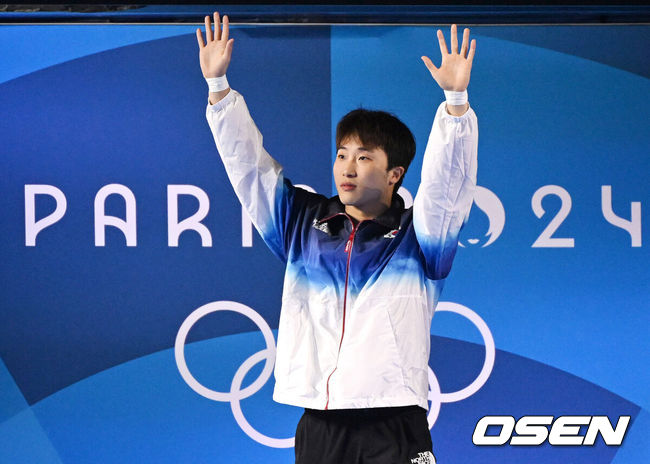 [OSEN=파리(프랑스), 최규한 기자] 6일(한국시간) 프랑스 파리 아쿠아틱 센터에서 ‘2024 파리올림픽’ 다이빙 3m 스프링보드 예선 경기가 열렸다.한국 우하람은 세 번째 올림픽 도전에 나서 메달을 노린다.우하람이 경기를 마친 뒤 인사를 전하고 있다. 2024.08.06 / dreamer@osen.co.kr