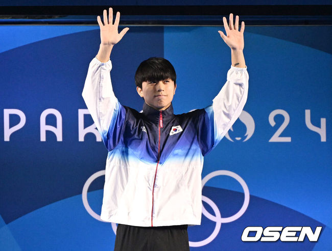 [OSEN=파리(프랑스), 최규한 기자] 6일(한국시간) 프랑스 파리 아쿠아틱 센터에서 ‘2024 파리올림픽’ 다이빙 3m 스프링보드 예선 경기가 열렸다.한국 이재경은 올림픽 첫 도전이다.이재경이 경기를 펼친 뒤 인사를 전하고 있다. 2024.08.06 / dreamer@osen.co.kr