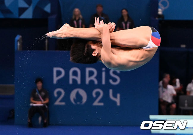 [OSEN=파리(프랑스), 최규한 기자] 6일(한국시간) 프랑스 파리 아쿠아틱 센터에서 ‘2024 파리올림픽’ 다이빙 3m 스프링보드 예선 경기가 열렸다.한국 이재경은 올림픽 첫 도전이다.이재경이 연기를 펼치고 있다. 2024.08.06 / dreamer@osen.co.kr