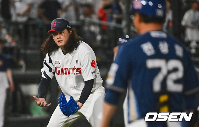 [OSEN=부산, 이석우 기자] 6일 부산 사직야구장에서 2024 신한 SOL 뱅크 KBO 리그 롯데 자이언츠와 NC 다이노스의 경기가 열렸다. 홈팀 롯데는 윌커슨이 선발 출전하고 NC는 신민혁이 선발 출전했다.롯데 자이언츠 김원중이 NC 다이노스에 6-5 짜릿한 역전승을 올리고 세리머니를 하고 있다. 2024.08.06 / foto0307@osen.co.kr