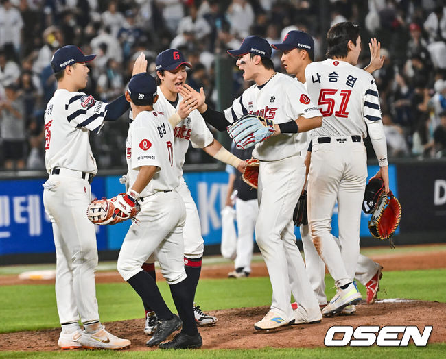 [OSEN=부산, 이석우 기자] 6일 부산 사직야구장에서 2024 신한 SOL 뱅크 KBO 리그 롯데 자이언츠와 NC 다이노스의 경기가 열렸다. 홈팀 롯데는 윌커슨이 선발 출전하고 NC는 신민혁이 선발 출전했다.롯데 자이언츠 선수들이 NC 다이노스에 6-5 짜릿한 역전승을 올리고 기쁨을 나누고 있다. 2024.08.06 / foto0307@osen.co.kr