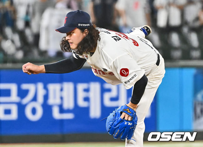 [OSEN=부산, 이석우 기자] 6일 부산 사직야구장에서 2024 신한 SOL 뱅크 KBO 리그 롯데 자이언츠와 NC 다이노스의 경기가 열렸다. 홈팀 롯데는 윌커슨이 선발 출전하고 NC는 신민혁이 선발 출전했다.롯데 자이언츠 김원중이 역투하고 있다. 2024.08.06 / foto0307@osen.co.kr