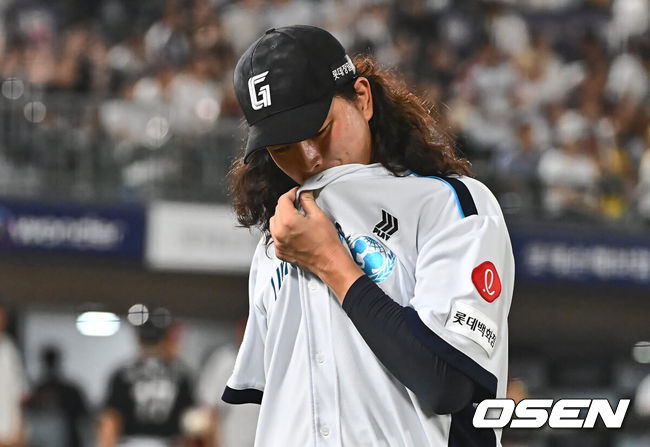 [OSEN=부산, 이석우 기자] 25일 부산 사직야구장에서 2024 신한 SOL 뱅크 KBO 리그 롯데 자이언츠와 LG 트윈스의 경기가 열렸다. 홈팀 롯데는 김진욱이 선발 출전하고 LG 트윈스는 최원태가 선발 출전했다.롯데 자이언츠 김원중이 9회초 2사 1,2루 LG 트윈스 구본혁에게 중견수 앞 동점 1타점 안타를 맞고 아쉬워하고 있다. 2024.07.25 / foto0307@osen.co.kr