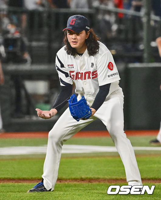 [OSEN=부산, 이석우 기자] 6일 부산 사직야구장에서 2024 신한 SOL 뱅크 KBO 리그 롯데 자이언츠와 NC 다이노스의 경기가 열렸다. 홈팀 롯데는 윌커슨이 선발 출전하고 NC는 신민혁이 선발 출전했다.롯데 자이언츠 김원중이 NC 다이노스에 6-5 짜릿한 역전승을 올리고 세리머니를 하고 있다. 2024.08.06 / foto0307@osen.co.kr