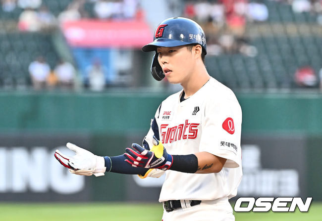 [OSEN=부산, 이석우 기자] 6일 부산 사직야구장에서 2024 신한 SOL 뱅크 KBO 리그 롯데 자이언츠와 NC 다이노스의 경기가 열렸다. 홈팀 롯데는 윌커슨이 선발 출전하고 NC는 신민혁이 선발 출전했다.롯데 자이언츠 고승민이 1회말 우익수 앞 안타를 치고 세리머니를 하고 있다. 2024.08.06 / foto0307@osen.co.kr