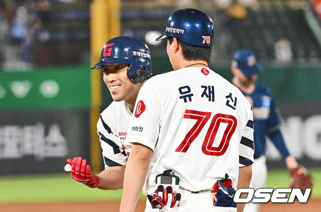 [OSEN=부산, 이석우 기자] 6일 부산 사직야구장에서 2024 신한 SOL 뱅크 KBO 리그 롯데 자이언츠와 NC 다이노스의 경기가 열렸다. 홈팀 롯데는 윌커슨이 선발 출전하고 NC는 신민혁이 선발 출전했다.롯데 자이언츠 전준우가 7회말 2사 2,3루 좌익수 오른쪽 동점 2타점 안타를 치고 최항에게 득녀 축하 세리머니를 하고 있다. 2024.08.06 / foto0307@osen.co.kr