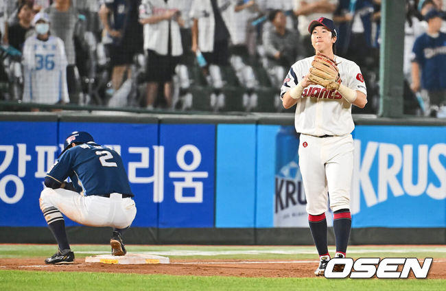 [OSEN=부산, 이석우 기자] 6일 부산 사직야구장에서 2024 신한 SOL 뱅크 KBO 리그 롯데 자이언츠와 NC 다이노스의 경기가 열렸다. 홈팀 롯데는 윌커슨이 선발 출전하고 NC는 신민혁이 선발 출전했다.롯데 자이언츠 최항이 NC 다이노스 권희동의 3루 직선타를 잡아 아웃시키고 있다. 2024.08.06 / foto0307@osen.co.kr