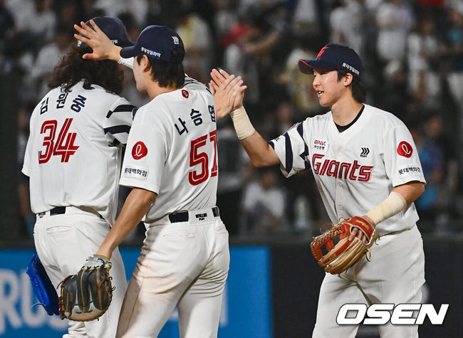 [OSEN=부산, 이석우 기자] 6일 부산 사직야구장에서 2024 신한 SOL 뱅크 KBO 리그 롯데 자이언츠와 NC 다이노스의 경기가 열렸다. 홈팀 롯데는 윌커슨이 선발 출전하고 NC는 신민혁이 선발 출전했다.롯데 자이언츠 최항이 NC 다이노스에 6-5 짜릿한 역전승을 올리고 김원중과 기쁨을 나누고 있다. 2024.08.06 / foto0307@osen.co.kr