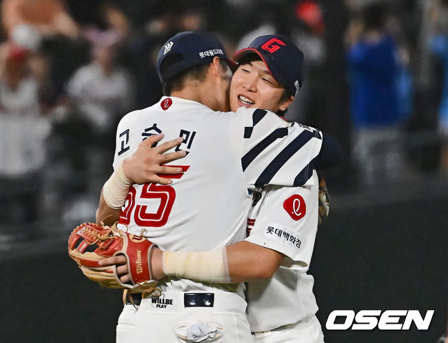 [OSEN=부산, 이석우 기자] 6일 부산 사직야구장에서 2024 신한 SOL 뱅크 KBO 리그 롯데 자이언츠와 NC 다이노스의 경기가 열렸다. 홈팀 롯데는 윌커슨이 선발 출전하고 NC는 신민혁이 선발 출전했다.롯데 자이언츠 최항이 NC 다이노스에 6-5 짜릿한 역전승을 올리고 고승민과 기쁨을 나누고 있다. 2024.08.06 / foto0307@osen.co.kr