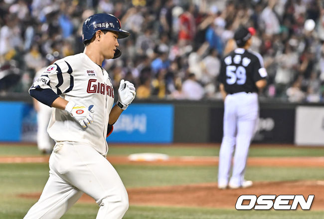 [OSEN=울산, 이석우 기자] 3일 울산 문수야구장에서 2024 신한 SOL 뱅크 KBO 리그 롯데 자이언츠와 LG 트윈스의 경기가 열렸다. 홈팀 롯데는 반즈가 선발로 방문팀 LG는 최원태가 선발로 나섰다.롯데 자이언츠 손호영이 8회말 1사 좌월 솔로 홈런을 치고 그라운드를 돌고 있다. 2024.08.03 / foto0307@osen.co.kr