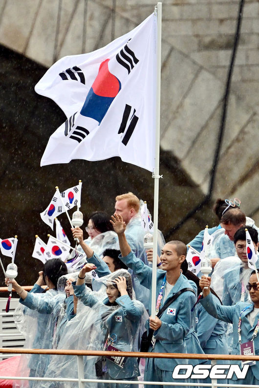 [OSEN=파리(프랑스), 최규한 기자] 27일 (한국시간) 프랑스 파리 센강과 트로카데로 광장 일대에서 ‘2024 파리올림픽’ 개막식이 열렸다.이번 33회 파리하계올림픽은 사상 처음으로 경기장이 아닌 열린 공간에서 치러진다.대한민국 기수 육상 우상혁과 수영 김서영을 비롯한 선수들이 개막식에 참석하기 위해 센강 일대를 배를 타고 행진하고 있다. 2024.07.27 / dreamer@osen.co.kr