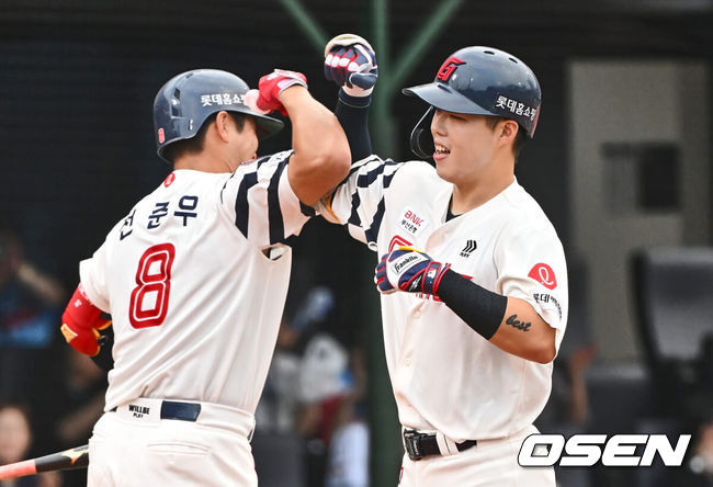 [OSEN=부산, 이석우 기자] 7일 부산 사직야구장에서 2024 신한 SOL 뱅크 KBO 리그 롯데 자이언츠와 NC 다이노스의 경기가 열렸다. 홈팀 롯데는 김진욱이 선발 출전하고 NC는 이재학이 선발 출전했다.롯데 자이언츠 고승민이 1회말 무사 2루 우월 동점 2점 홈런을 치고 하이파이브를 하고 있다. 2024.08.07 / foto0307@osen.co.kr