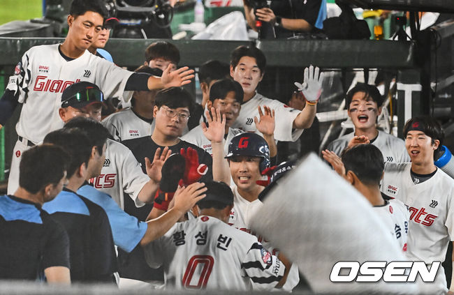 [OSEN=부산, 이석우 기자] 7일 부산 사직야구장에서 2024 신한 SOL 뱅크 KBO 리그 롯데 자이언츠와 NC 다이노스의 경기가 열렸다. 홈팀 롯데는 김진욱이 선발 출전하고 NC는 이재학이 선발 출전했다.롯데 자이언츠 황성빈이 2회말 1사 1,3루 전준우의 좌익수 희생플라이때 득점을 올리고 하이파이브를 하고 있다. 2024.08.07 / foto0307@osen.co.kr