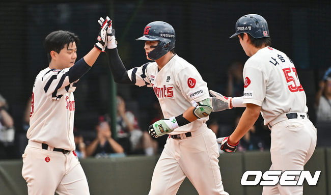 [OSEN=부산, 이석우 기자] 7일 부산 사직야구장에서 2024 신한 SOL 뱅크 KBO 리그 롯데 자이언츠와 NC 다이노스의 경기가 열렸다. 홈팀 롯데는 김진욱이 선발 출전하고 NC는 이재학이 선발 출전했다.롯데 자이언츠 윤동희가 1회말 2사 1,2루 좌월 역전 3점 홈런을 치고 하이파이브를 하고 있다. 2024.08.07 / foto0307@osen.co.kr