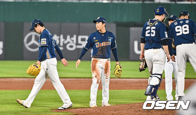 [OSEN=부산, 이석우 기자] 7일 부산 사직야구장에서 2024 신한 SOL 뱅크 KBO 리그 롯데 자이언츠와 NC 다이노스의 경기가 열렸다. 홈팀 롯데는 김진욱이 선발 출전하고 NC는 이재학이 선발 출전했다.NC 다이노스 선발 투수 이재학이 3회 교체되고 있다. 2024.08.07 / foto0307@osen.co.kr