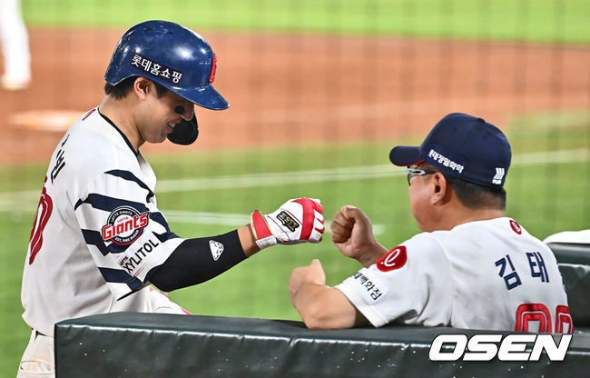 [OSEN=부산, 이석우 기자] 7일 부산 사직야구장에서 2024 신한 SOL 뱅크 KBO 리그 롯데 자이언츠와 NC 다이노스의 경기가 열렸다. 홈팀 롯데는 김진욱이 선발 출전하고 NC는 이재학이 선발 출전했다.롯데 자이언츠 손성빈이 5회말 무사 2,3루 좌중월 3점 홈런을 치고 김태형 감독의 축하를 받고 있다. 2024.08.07 / foto0307@osen.co.kr