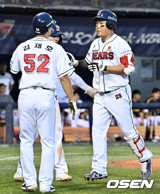 [OSEN=잠실, 조은정 기자] 7일 서울 송파구 잠실야구장에서 ‘2024 신한 SOL Bank KBO리그’ 두산 베어스와 LG 트윈스와 경기가 열렸다.이날 두산은 발라조빅을 LG는 엔스를 선발 투수로 내세웠다.3회말 2사 1,3루 두산 양의지가 역전 좌월 쓰리런 홈런을 날린 뒤 기뻐하고 있다. 2024.08.07 /cej@osen.co.kr