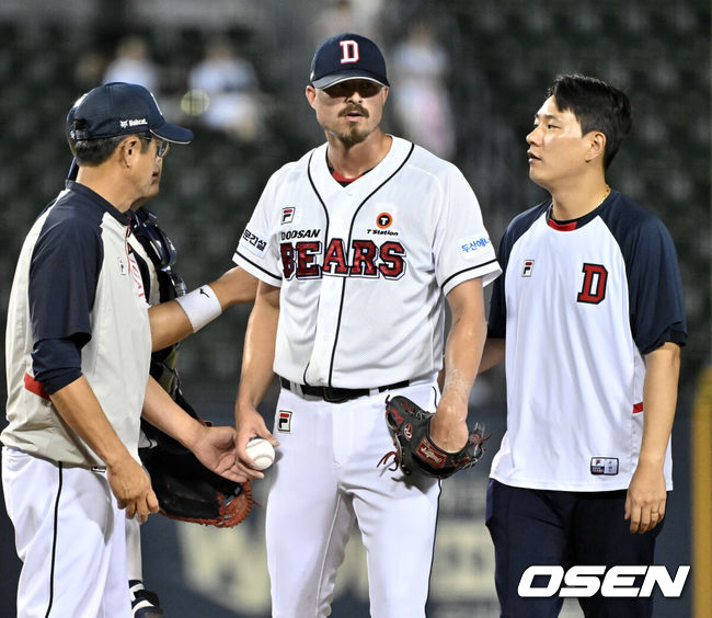 [OSEN=잠실, 조은정 기자] 7일 서울 송파구 잠실야구장에서 ‘2024 신한 SOL Bank KBO리그’ 두산 베어스와 LG 트윈스와 경기가 열렸다.이날 두산은 발라조빅을 LG는 엔스를 선발 투수로 내세웠다.6회초 2사 만루 두산 선발 발라조빅이 교체되고 있다. 2024.08.07 /cej@osen.co.kr