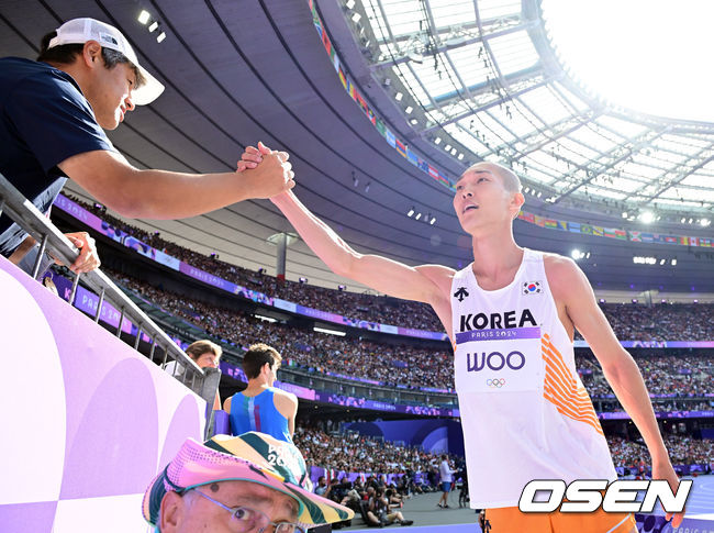 [OSEN=파리(프랑스), 최규한 기자] 7일(한국시간) 프랑스 파리 스타드 드 프랑스에서 ‘2024 파리올림픽’ 육상 남자 높이뛰기 예선이 열렸다.<br /><br />한국 우상혁이 출전하는 이날 경기 예선에는 총 31명이 출전한다. 상위 12명 안에 들어야 결선에 진출한다.<br /><br />우상혁이 김도균 코치와 하이파이브를 나누고 있다. 2024.08.07 / dreamer@osen.co.kr<br />