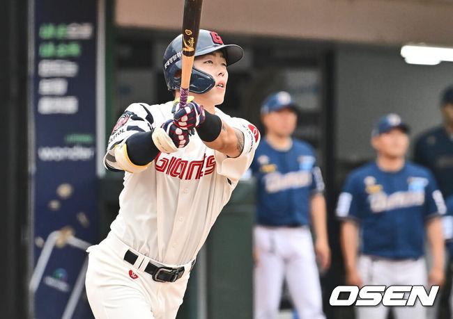 [OSEN=부산, 이석우 기자] 7일 부산 사직야구장에서 2024 신한 SOL 뱅크 KBO 리그 롯데 자이언츠와 NC 다이노스의 경기가 열렸다. 홈팀 롯데는 김진욱이 선발 출전하고 NC는 이재학이 선발 출전했다.롯데 자이언츠 고승민이 1회말 무사 2루 우월 동점 2점 홈런을 치고 있다. 2024.08.07 / foto0307@osen.co.kr