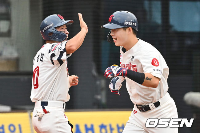 [OSEN=부산, 이석우 기자] 7일 부산 사직야구장에서 2024 신한 SOL 뱅크 KBO 리그 롯데 자이언츠와 NC 다이노스의 경기가 열렸다. 홈팀 롯데는 김진욱이 선발 출전하고 NC는 이재학이 선발 출전했다.롯데 자이언츠 고승민이 1회말 무사 2루 우월 동점 2점 홈런을 치고 세리머니를 하고 있다. 2024.08.07 / foto0307@osen.co.kr