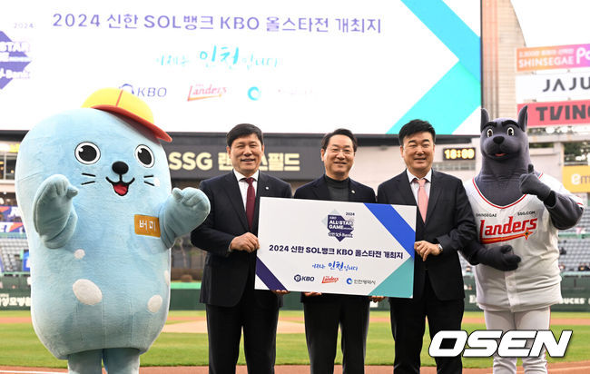 [OSEN=인천, 이대선 기자] 허구연 KBO 총재, 유정복 인천광역시장, 민경삼 SSG 랜더스 사장이 SSG의 홈구장인 인천 SSG랜더스필드에서 ‘2024 신한 SOL뱅크 KBO 올스타전’ 개최를 발표하고 있다.2024.03.26 /sunday@osen.co.kr
