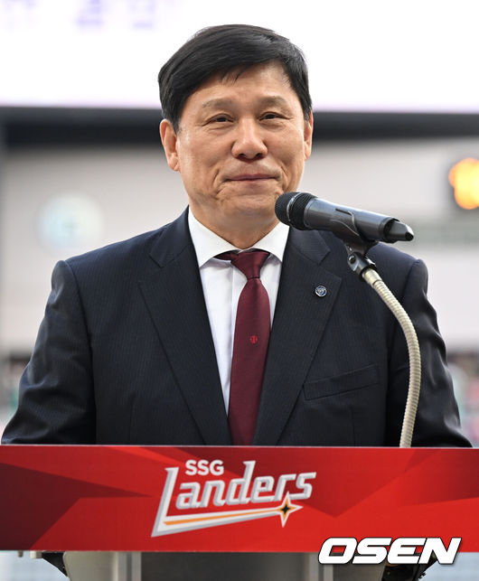 [OSEN=인천, 이대선 기자] 허구연 KBO 총재가 SSG의 홈구장인 인천 SSG랜더스필드에서 ‘2024 신한 SOL뱅크 KBO 올스타전’ 개최를 발표하고 있다.2024.03.26 /sunday@osen.co.kr