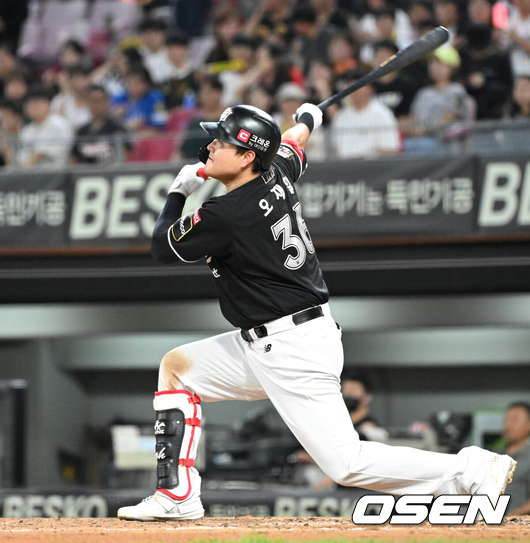 [OSEN=광주, 이대선 기자] 7일 오후 광주-KIA챔피언스필드에서 ‘2024 신한 SOL Bank KBO리그’ KIA 타이거즈와 KT 위즈의 경기가 열렸다.KIA는 외국인투수 제임스 네일, KT는 엄상백을 선발로 내세웠다.4회초 2사에서 KT 오재일이 우중간 2루타를 치고 있다. 2024.08.07 /sunday@osen.co.kr