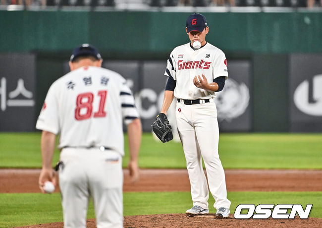 [OSEN=부산, 이석우 기자] 7일 부산 사직야구장에서 2024 신한 SOL 뱅크 KBO 리그 롯데 자이언츠와 NC 다이노스의 경기가 열렸다. 홈팀 롯데는 김진욱이 선발 출전하고 NC는 이재학이 선발 출전했다.롯데 자이언츠 선발 투수 김진욱이 3회초 교체되고 있다. 2024.08.07 / foto0307@osen.co.kr