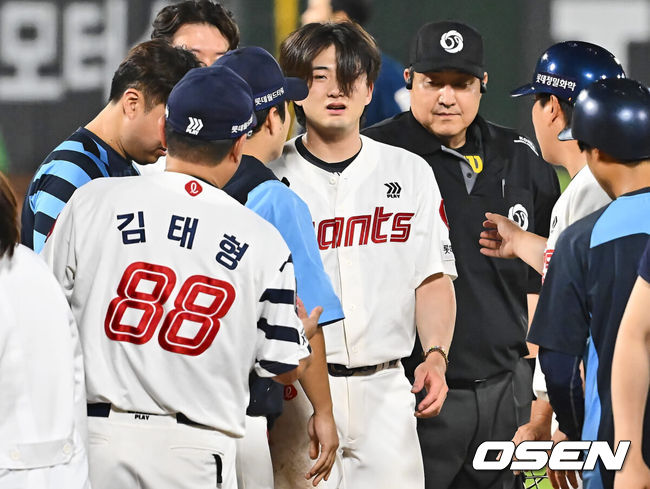[OSEN=부산, 이석우 기자] 7일 부산 사직야구장에서 2024 신한 SOL 뱅크 KBO 리그 롯데 자이언츠와 NC 다이노스의 경기가 열렸다. 홈팀 롯데는 김진욱이 선발 출전하고 NC는 이재학이 선발 출전했다.롯데 자이언츠 신윤후가 8회말 2사 NC 다이노스 손주환의 헤드샷을 맞고 다행히 일어나 교체되고 있다. 2024.08.07 / foto0307@osen.co.kr