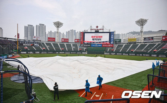[OSEN=부산, 이석우 기자] 8일 부산 사직야구장에서 2024 신한 SOL 뱅크 KBO 리그 롯데 자이언츠와 NC 다이노스의 경기가 열린다. 홈팀 롯데는 이민석이 선발 출전하고 NC는 요키시가 선발 출전한다.갑자기 쏟아진 폭우에 사직야구장 관계자들이 급하게 방수포를 덮고 있다. 2024.08.08 / foto0307@osen.co.kr