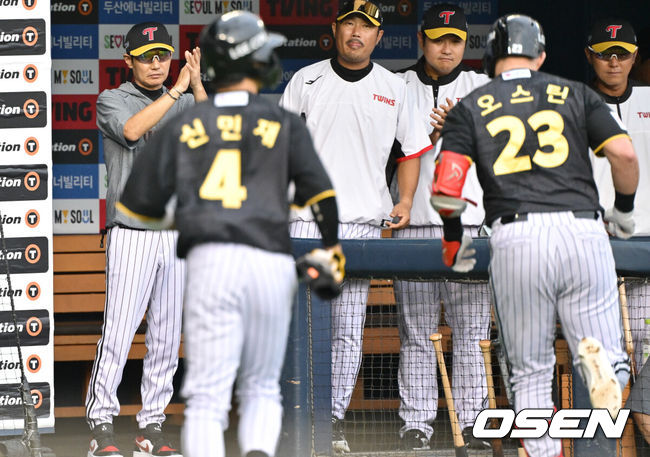 [OSEN=잠실, 조은정 기자] 8일 서울 송파구 잠실야구장에서 ‘2024 신한 SOL Bank KBO리그’ 두산 베어스와 LG 트윈스와 경기가 열렸다.이날 두산은 시라카와를 LG는 에르난데스를 선발 투수로 내세웠다.1회초 1사 1루 LG 염경엽 감독이 선제 투런포를 날린 오스틴을 맞이하고 있다. 2024.08.08 /cej@osen.co.kr