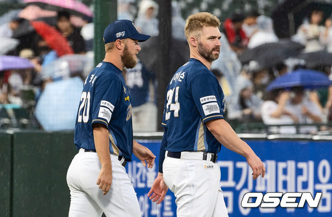 [OSEN=부산, 이석우 기자] 8일 부산 사직야구장에서 2024 신한 SOL 뱅크 KBO 리그 롯데 자이언츠와 NC 다이노스의 경기가 열릴 예정이었다. 홈팀 롯데는 이민석이 선발 출전하고 NC는 요키시가 선발 출전키로 했었다.경기가 우천 취소되자 NC 다이노스 요키시와 데이비슨이 팬들에게 인사를 하기위해 나오고 있다. 2024.08.08 / foto0307@osen.co.kr