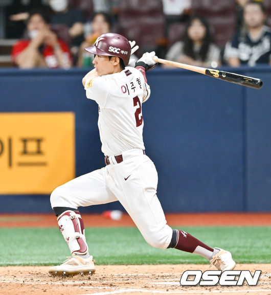 [OSEN=고척, 박준형 기자] 8일 오후 서울 고척스카이돔에서 ‘2024 신한 SOL BANK KBO리그’ 키움 히어로즈와 SSG 랜더스의 경기가 진행됐다.이날 키움은 후라도를, SSG는 엘리아스를 선발투수로 내세웠다. 6회말 키움 선두타자 이주형이 내야안타를 날리고 있다.   2024.08.08 / soul1014@osen.co.kr
