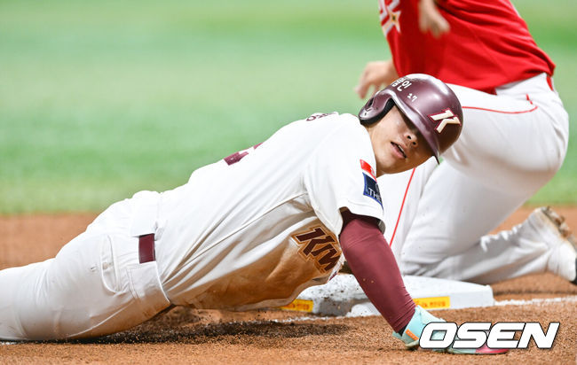 [OSEN=고척, 박준형 기자] 8일 오후 서울 고척스카이돔에서 ‘2024 신한 SOL BANK KBO리그’ 키움 히어로즈와 SSG 랜더스의 경기가 진행됐다.이날 키움은 후라도를, SSG는 엘리아스를 선발투수로 내세웠다. 6회말 1사 2루 키움 송성문의 타석때 2루 주자 이주형이 3루 도루 성공하고 있다. 2024.08.08 / soul1014@osen.co.kr