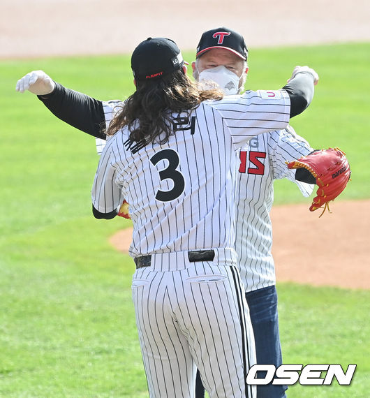 [OSEN=잠실, 박준형 기자] 2021 준플레이오프 3차전을 앞두고 아버지 맷 켈리가 시구를 마친 뒤 아들 케이시와 포옹을 하고 있다. 2021.11.07 / soul1014@osen.co.kr