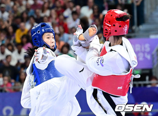 [OSEN=파리(프랑스), 최규한 기자] 8일(한국시간) 프랑스 파리 그랑팔레에서 ‘2024 파리올림픽’ 태권도 여자 57kg급 준결승 한국 김유진과 중국 뤄쭝스의 경기가 열렸다.김유진은 세계 랭킹 1위 뤄쭝스를 꺾고 결승 진출에 성공했다.김유진이 뤄쭝스를 상대로 공격을 펼치고 있다. 2024.08.08 / dreamer@osen.co.kr