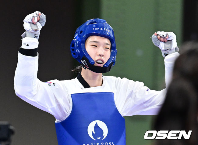 [OSEN=파리(프랑스), 최규한 기자] 8일(한국시간) 프랑스 파리 그랑팔레에서 ‘2024 파리올림픽’ 태권도 여자 57kg급 준결승 한국 김유진과 중국 뤄쭝스의 경기가 열렸다.김유진은 세계 랭킹 1위 뤄쭝스를 꺾고 결승 진출에 성공했다.김유진이 결승 진출을 확정지은 뒤 기뻐하고 있다. 2024.08.08 / dreamer@osen.co.kr