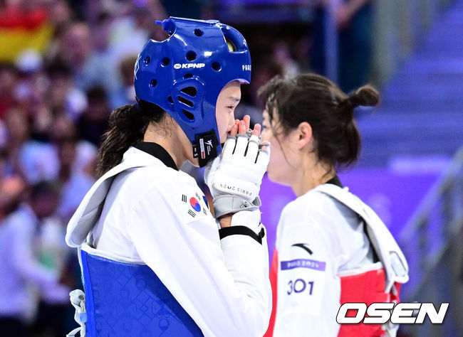 [OSEN=파리(프랑스), 최규한 기자] 8일(한국시간) 프랑스 파리 그랑팔레에서 ‘2024 파리올림픽’ 태권도 여자 57kg급 준결승 한국 김유진과 중국 뤄쭝스의 경기가 열렸다.김유진은 세계 랭킹 1위 뤄쭝스를 꺾고 결승 진출에 성공했다.김유진이 결승 진출을 확정지은 뒤 기뻐하고 있다. 2024.08.08 / dreamer@osen.co.kr