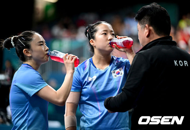 [OSEN=파리(프랑스), 최규한 기자] 8일(한국시간) 프랑스 파리 사우스 파리 아레나 4에서 ‘2024 파리올림픽’ 탁구 여자 단체 준결승 대한민국과 중국의 경기가 열렸다.한국 전지희, 이은혜, 신유빈은 세계랭킹 1위 중국(천멍, 쑨잉사, 왕만위)와 맞붙는다.한국 신유빈-전지희 조와 중국 첸멍-왕만위의 1경기, 전지희와 신유빈이 작전타임 때 음료를 마시고 있다. 2024.08.08 / dreamer@osen.co.kr