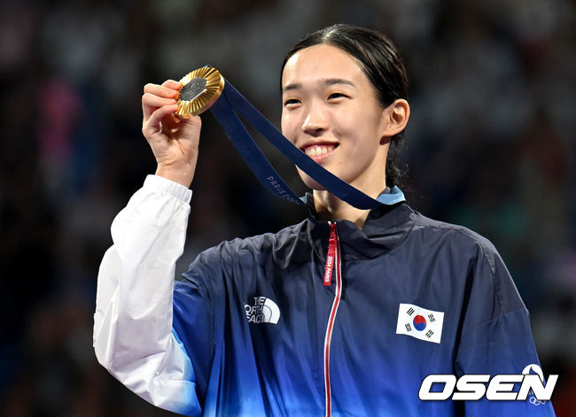 [OSEN=파리(프랑스), 최규한 기자] 9일(한국시간) 프랑스 파리 그랑팔레에서 ‘2024 파리올림픽’ 태권도 여자 57kg급 결승 한국 김유진과 이란 나히드 키야니찬데의 경기가 열렸다.김유진은 키야니찬데를 상대로 라운드 스코어 2대0(5-1, 8-0) 완승을 거두며 금메달을 차지했다.금메달을 거머쥔 김유진이 시상대에서 포즈를 취하고 있다. 2024.08.09 / dreamer@osen.co.kr