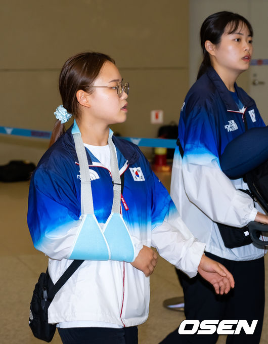 [OSEN=인천공항, 민경훈 기자] 2024 파리 올림픽 체조 대표팀 여서정이 7일 오후 인천국제공항을 통해 귀국했다. 2024 파리 올림픽 기계체조 여자 도마에서 2회 연속 올림픽 메달에 도전했던 여서정은 어깨부상을 당한 상태로 귀국했다. 어깨부상을 당한 여서정이 귀국하고 있다. 2024.08.07 /rumi@osen.co.kr