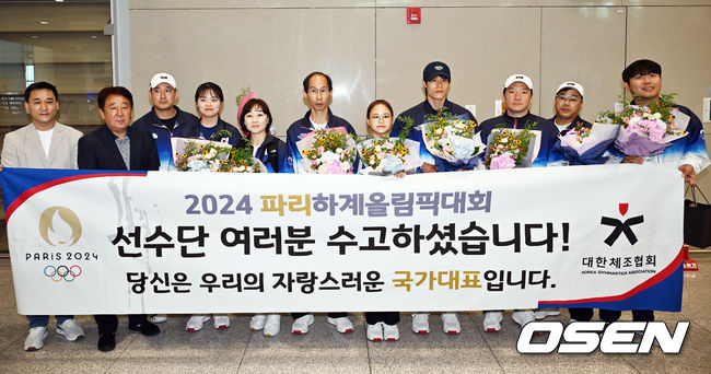 [OSEN=인천공항, 민경훈 기자] 2024 파리 올림픽 체조 대표팀이 7일 오후 인천국제공항을 통해 귀국했다. 체조대표팀이 입국장 옆에서 포토타임을 갖고 있다. 2024.08.07 /rumi@osen.co.kr