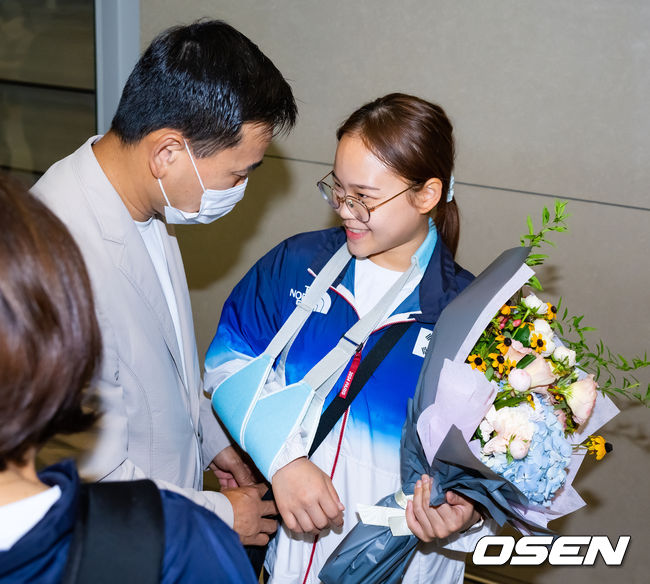 [OSEN=인천공항, 민경훈 기자] 2024 파리 올림픽 체조 대표팀 여서정이 7일 오후 인천국제공항을 통해 귀국했다. 2024 파리 올림픽 기계체조 여자 도마에서 2회 연속 올림픽 메달에 도전했던 여서정은 어깨부상을 당한 상태로 귀국했다.여서정이 아버지 여홍철 해설위원과 만나 포옹을 한 후 괜찮다며 미소짓고 있다 . 2024.08.07 /rumi@osen.co.kr