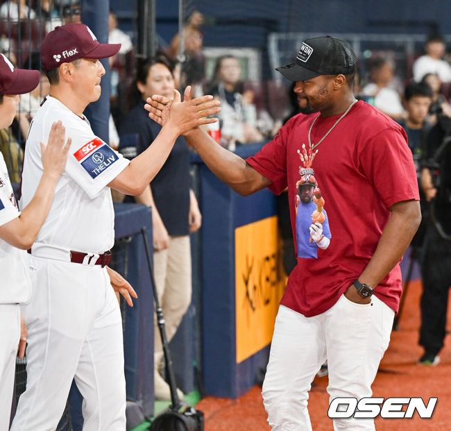 [OSEN=고척, 박준형 기자] 로니 도슨 부상 회복 기원행사에서 도슨이 홍원기 감독과 인사를 하고 있다. 2024.08.08 / soul1014@osen.co.kr