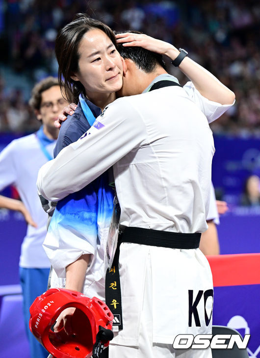 [OSEN=파리(프랑스), 최규한 기자] 10일(한국시간) 프랑스 파리 그랑팔레에서 ‘2024 파리올림픽’ 태권도 남자 80kg급 동메달 결정전 한국 서건우와 덴마크 에디 흐르니치의 경기가 열렸다.서건우는 에디 흐르니치에게 라운드 점수 0-2(2-15 8-11)로 패하며 파리올림픽을 4위로 마감했다.경기를 내준 서건우를 오혜리 코치가 다독이고 있다. 2024.08.10 / dreamer@osen.co.kr