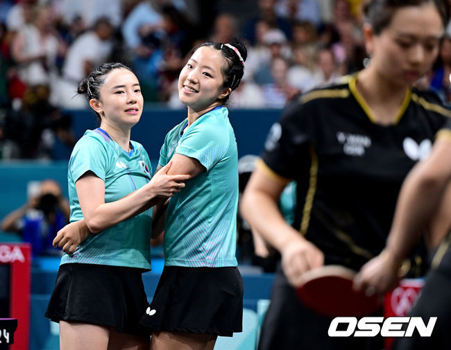 [OSEN=파리(프랑스),  최규한 기자] 10일(한국시간) 프랑스 파리 사우스 파리 아레나 4에서 ‘2024 파리올림픽’ 탁구 여자 단체 동메달 결정전 한국과 독일의 경기가 열렸다.한국 전지희, 이은혜, 신유빈은 난적 독일 샨 샤오나, 완 위안, 아네트 카우푸만과 맞붙어 16년 만의 동메달에 도전한다.1경기를 잡아낸 한국 전지희-신유빈이 기뻐하고 있다. 2024.08.10 / dreamer@osen.co.kr